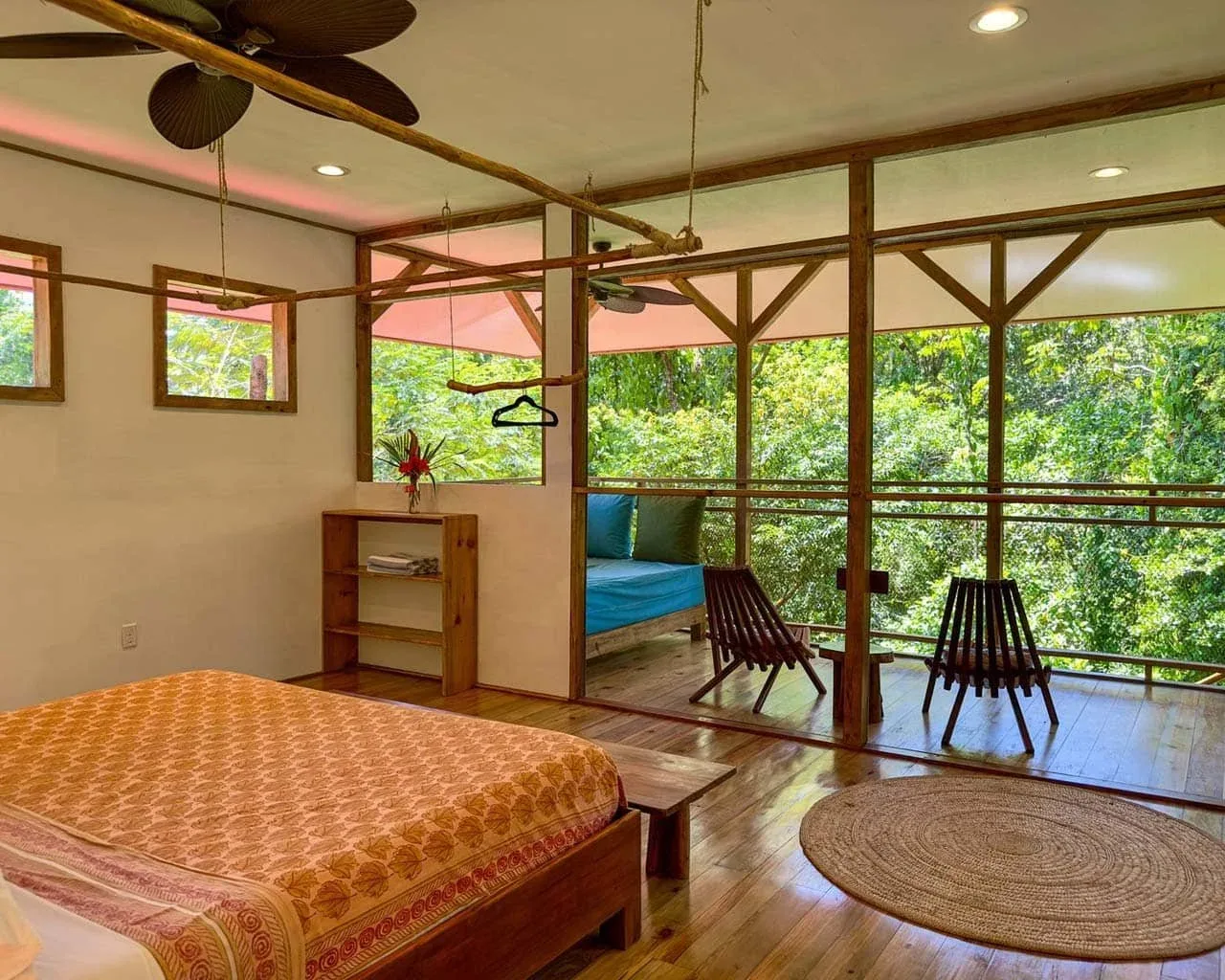 Mono treetop cabana