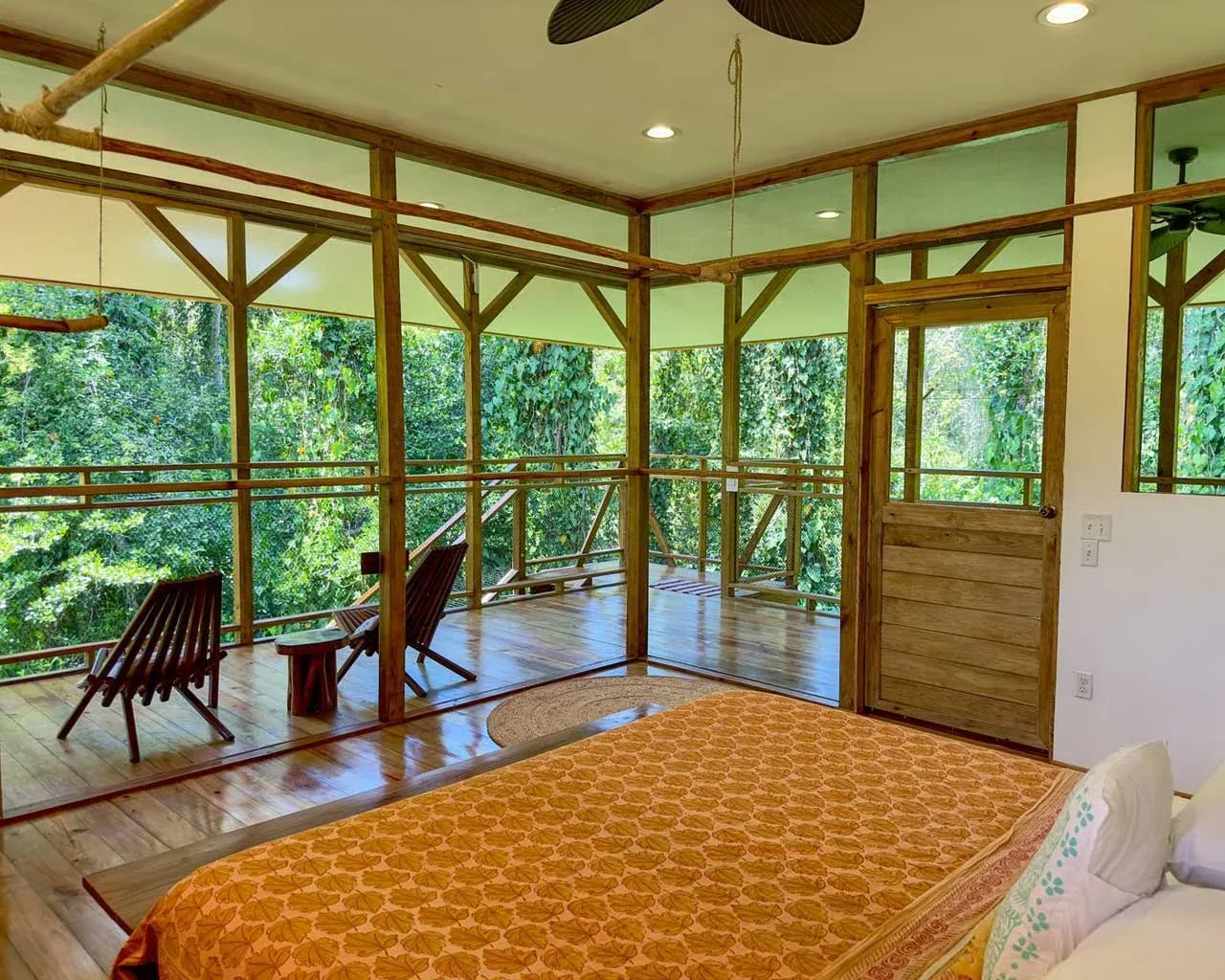 Mono treetop cabana