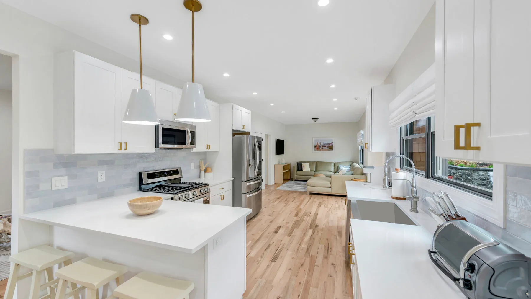 Una cocina abierta y luminosa con una isla para comer y una zona de estar.