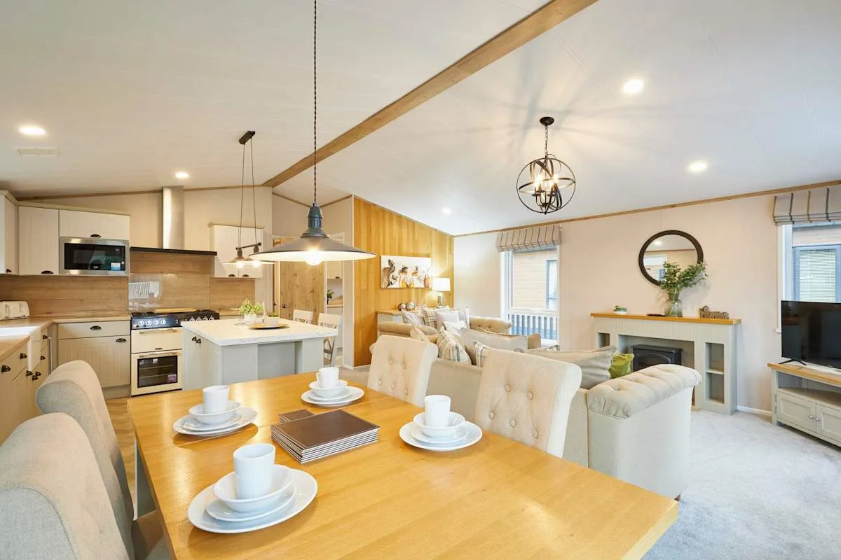 Comedor y sala de estar de planta abierta con una isla de cocina y mesa de comedor.
