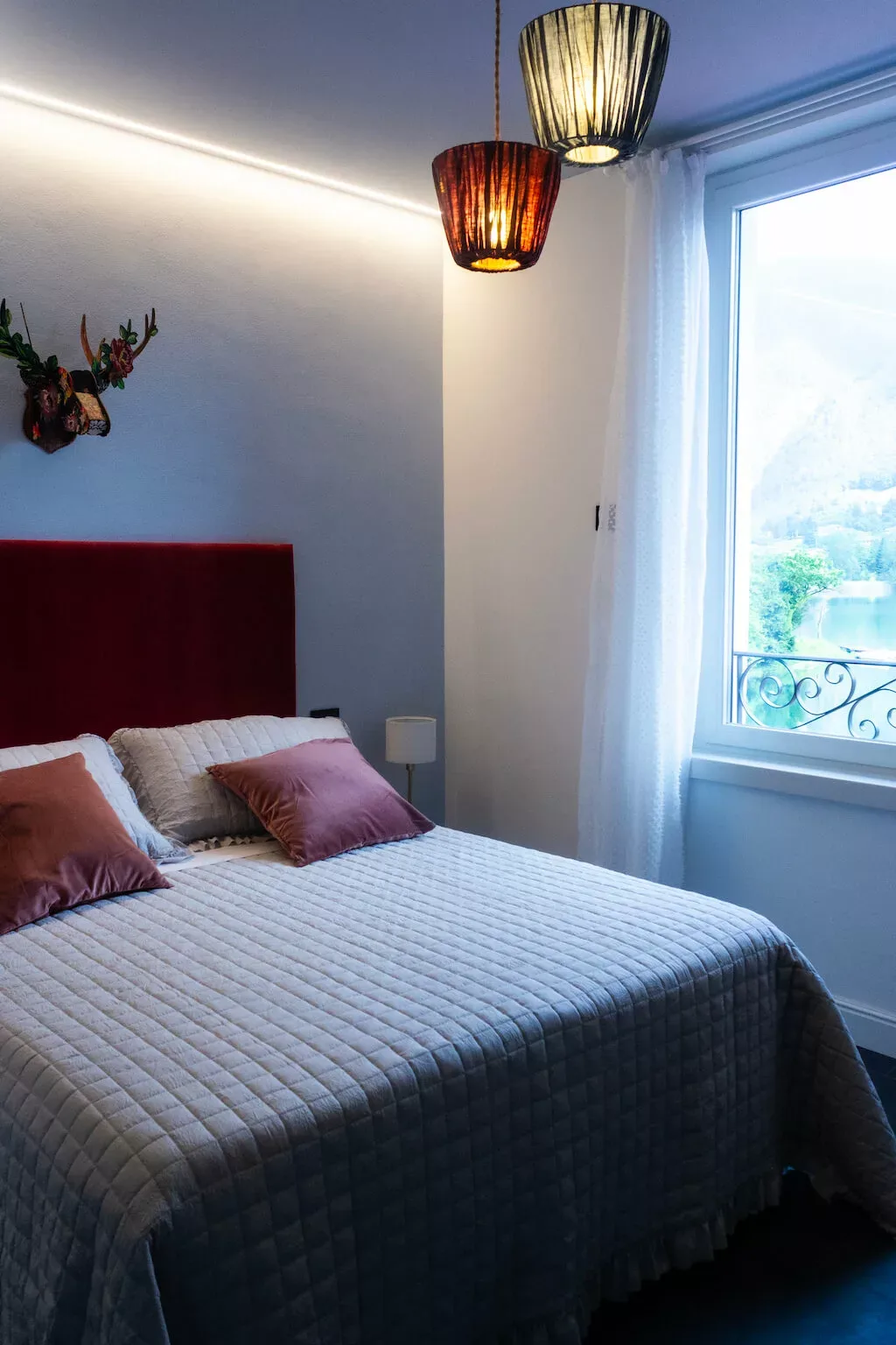 Suer lake-view room