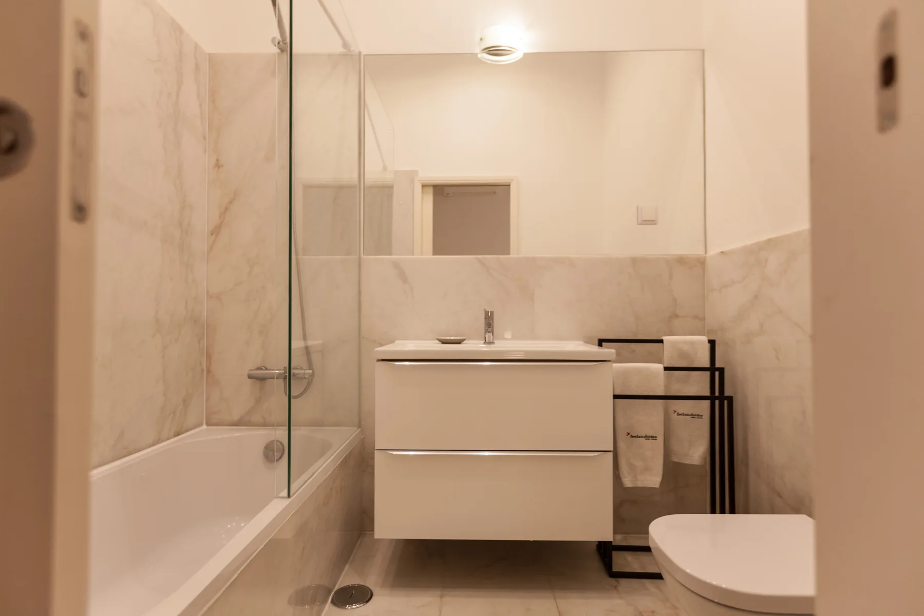 Un baño con bañera, lavabo e inodoro.