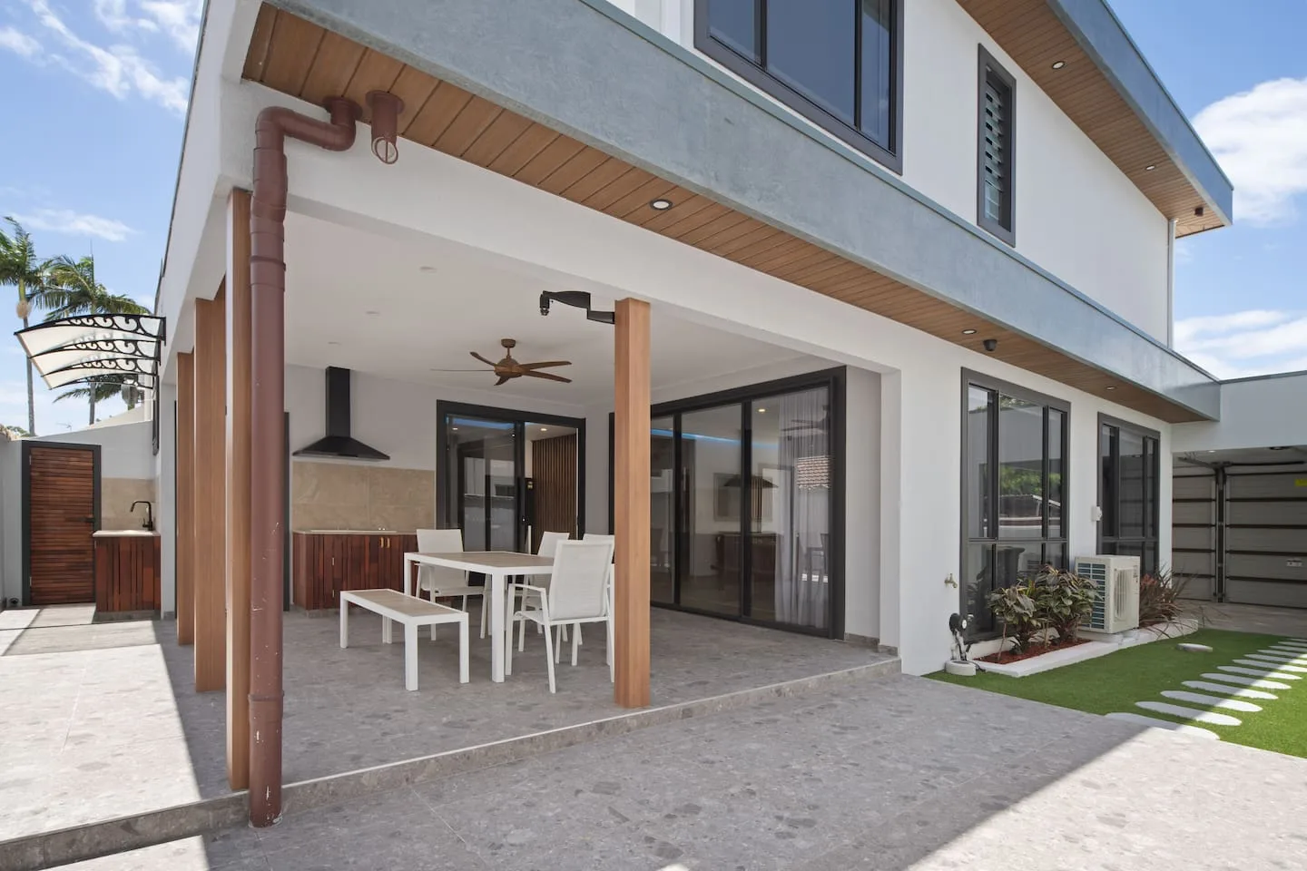 Labrador Living—Spacious Haven near Lagoon & Cafés