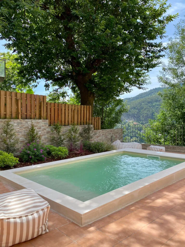 Piscina privada climatizada con zona de descanso y tumbonas en Gerês