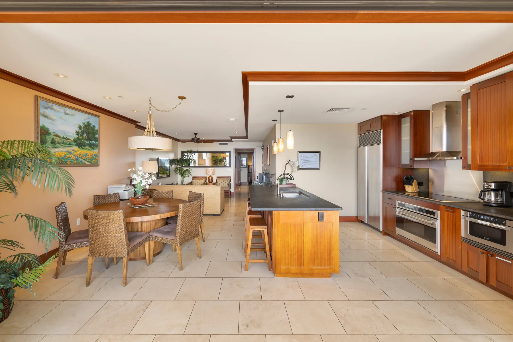 Cocina y comedor de concepto abierto con una isla central y una mesa de comedor.