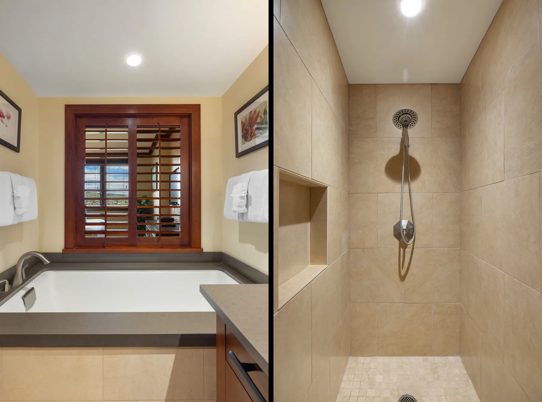 Un tocador de baño con un espejo amplio junto a una ducha de azulejos.