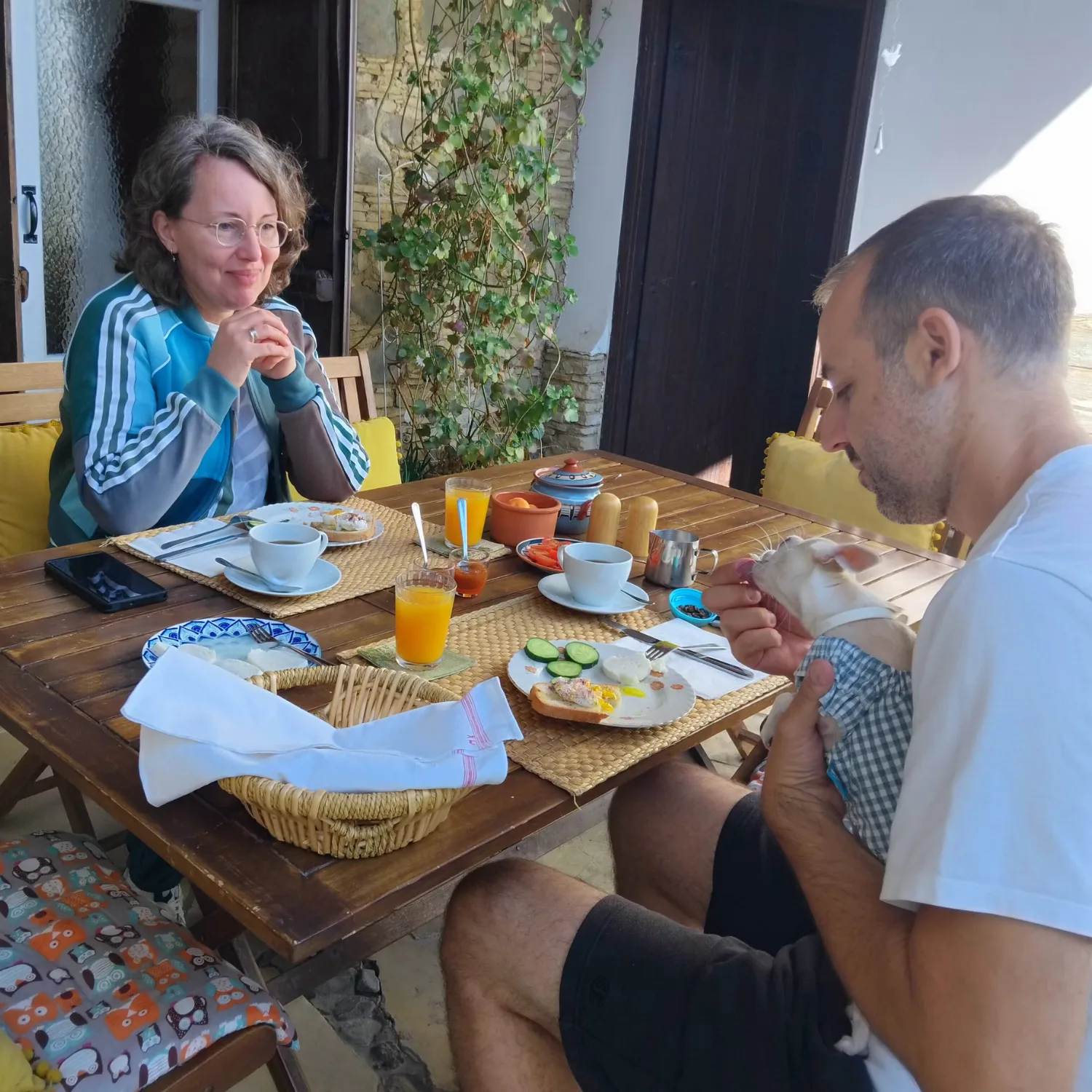 Desayuno en el patio de Aperanti