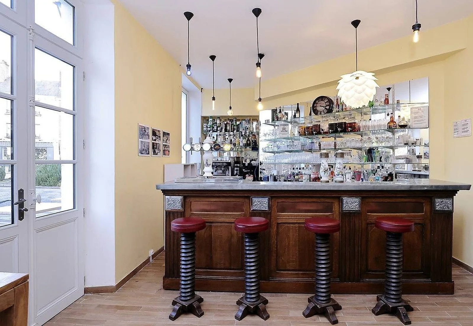 Barra del bar del hotel