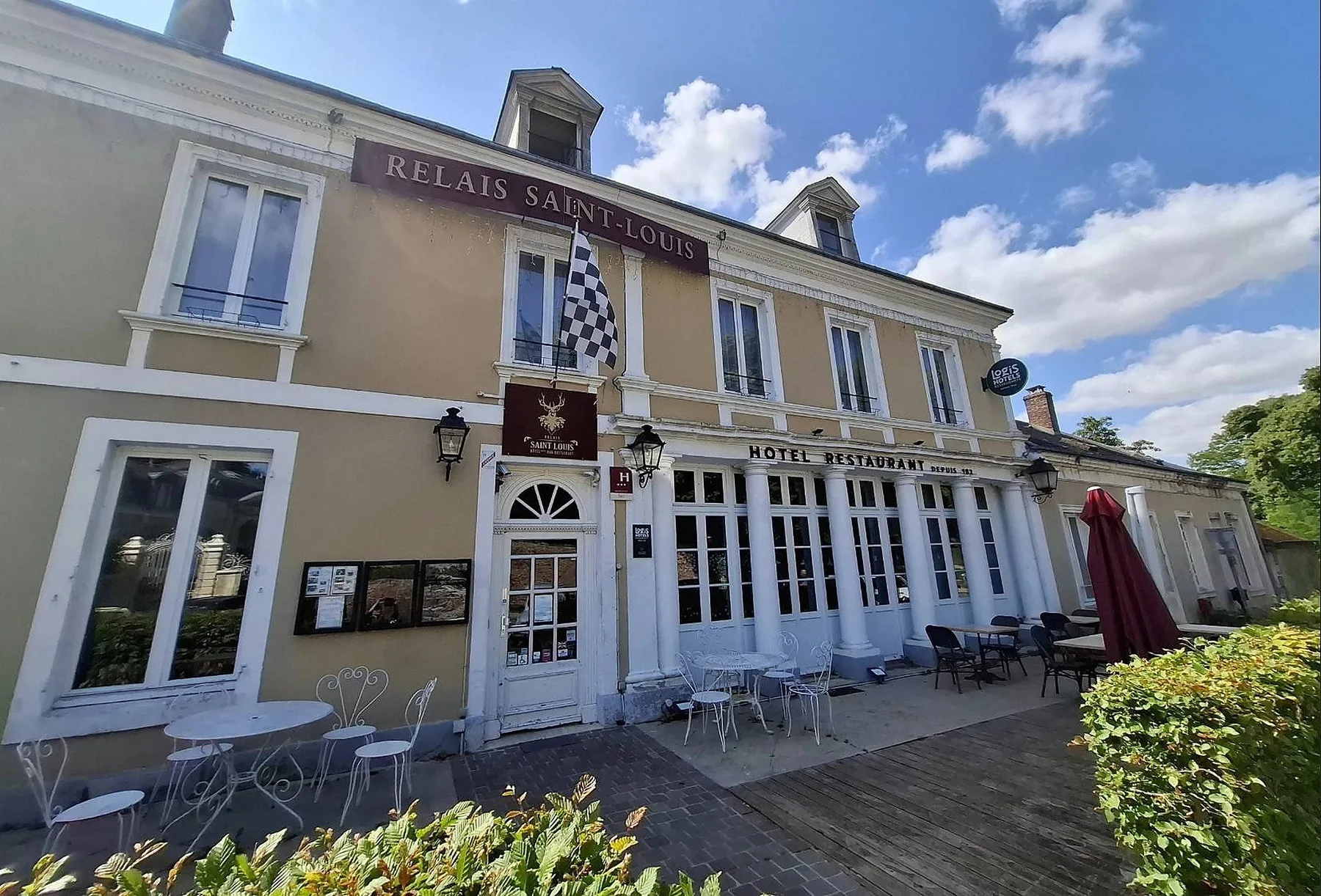 Fachada del hotel en Bellême