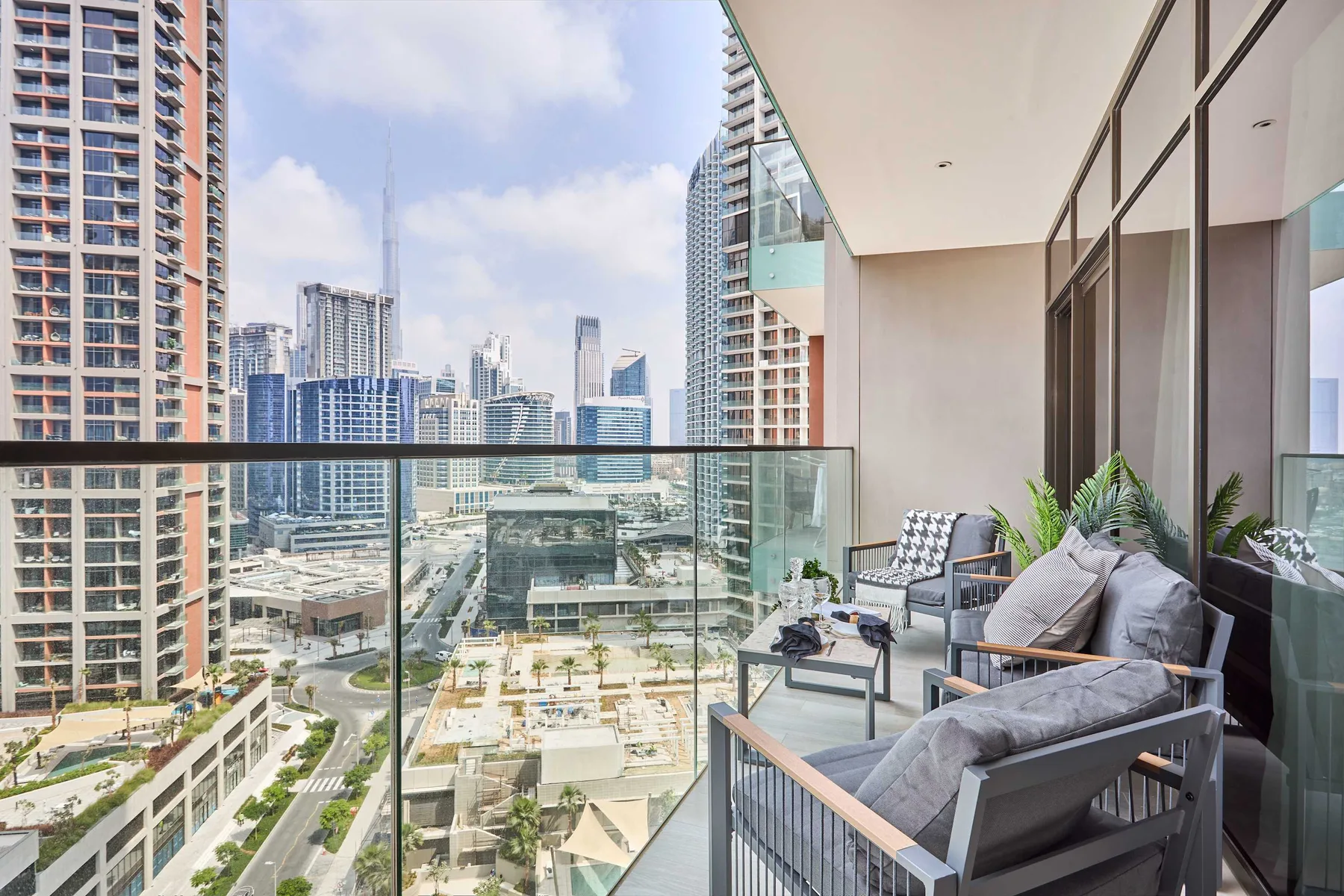 Balcón con vistas al Burj y al canal