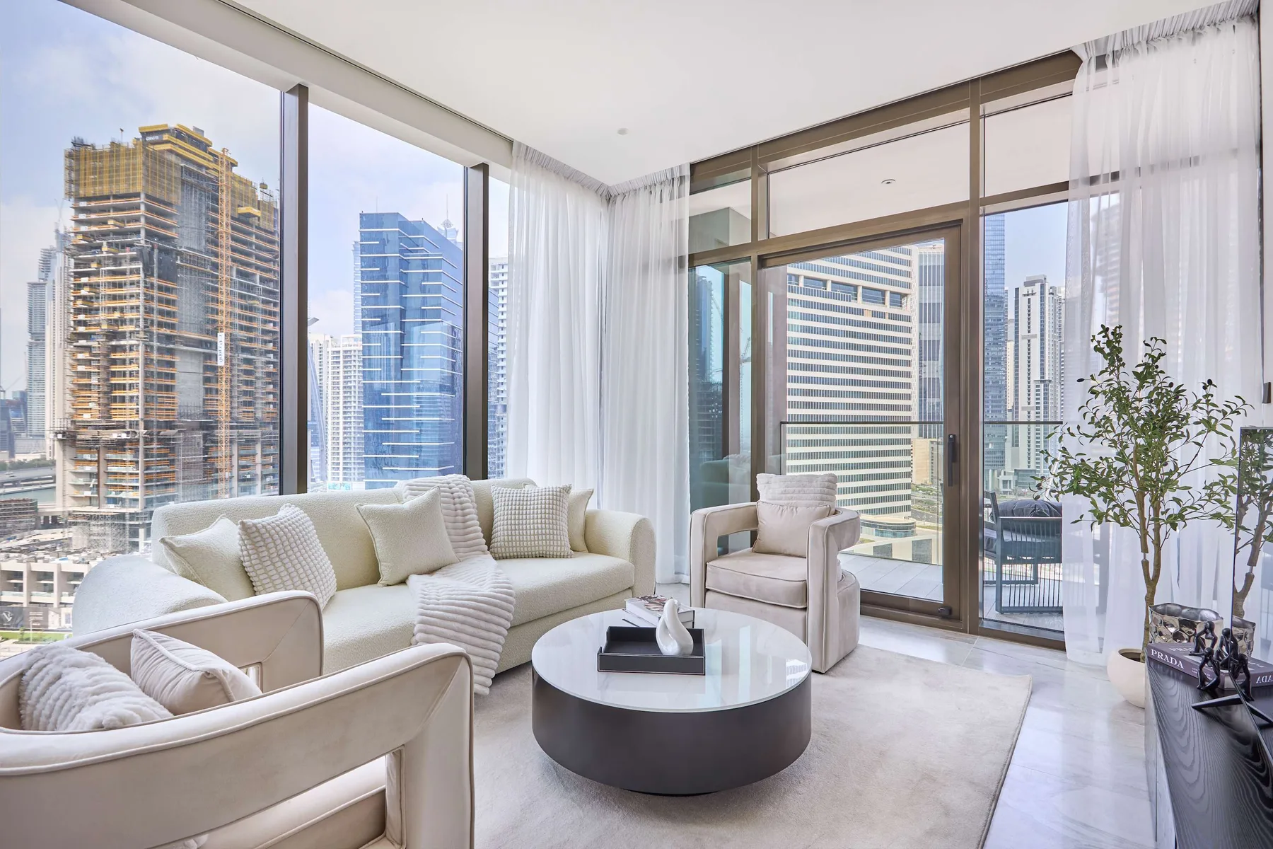 Una sala luminosa con asientos y grandes ventanales con vistas a edificios de la ciudad.