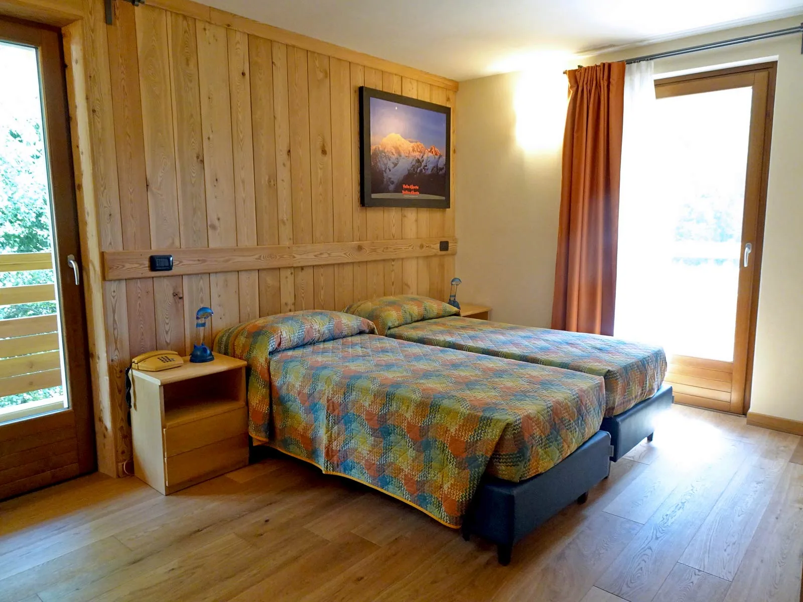 Twin guest room