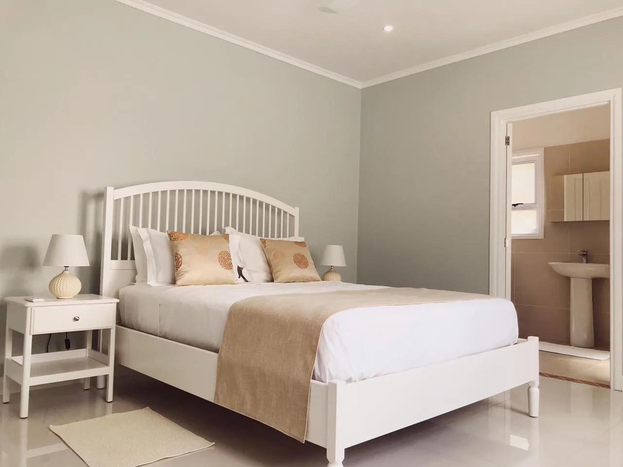 Dormitorio principal del apartamento con cama queen y baño privado