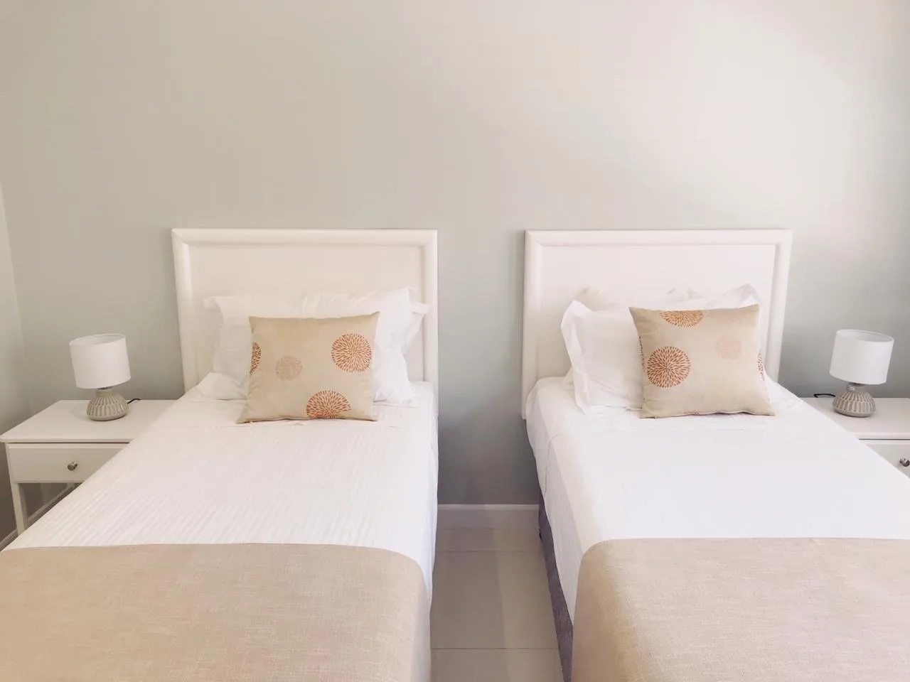Segundo dormitorio del apartamento con dos camas individuales