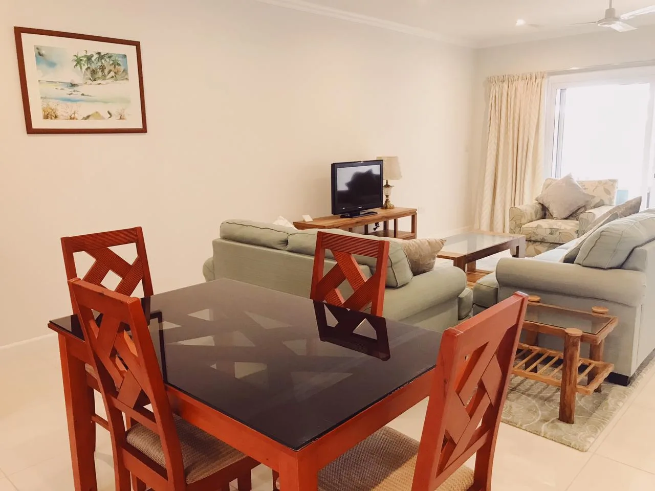 Sala de estar y comedor de planta abierta del apartamento