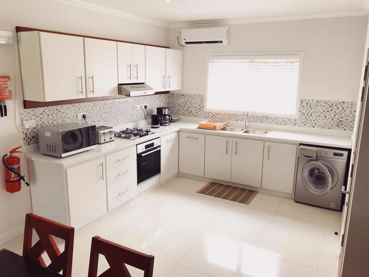Cocina y lavadora del apartamento