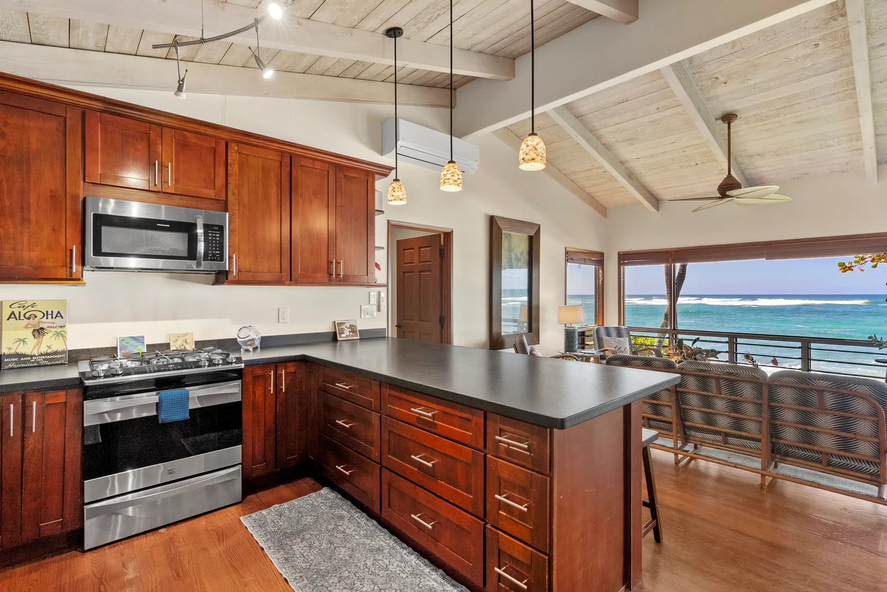 Cocina con una isla central y amplias ventanas con vistas al océano.