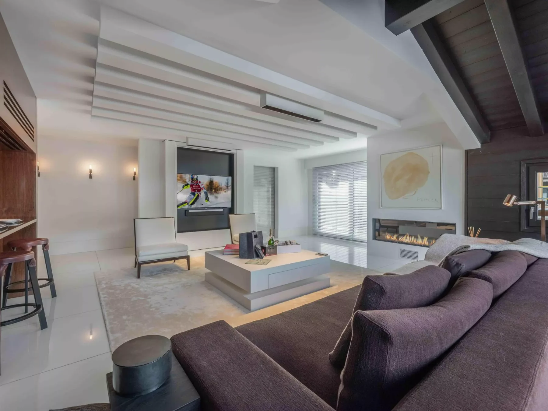 Una sala moderna con un sofá seccional grande y una mesa de centro baja.