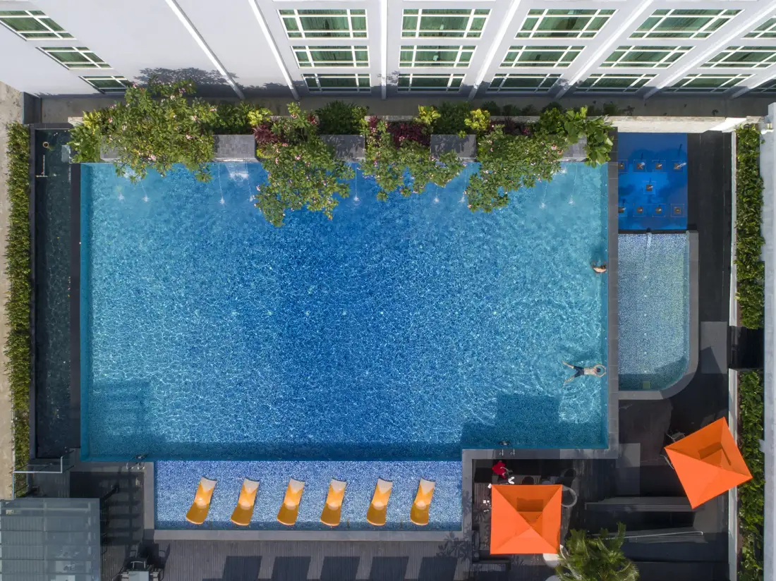 La piscina infinita
