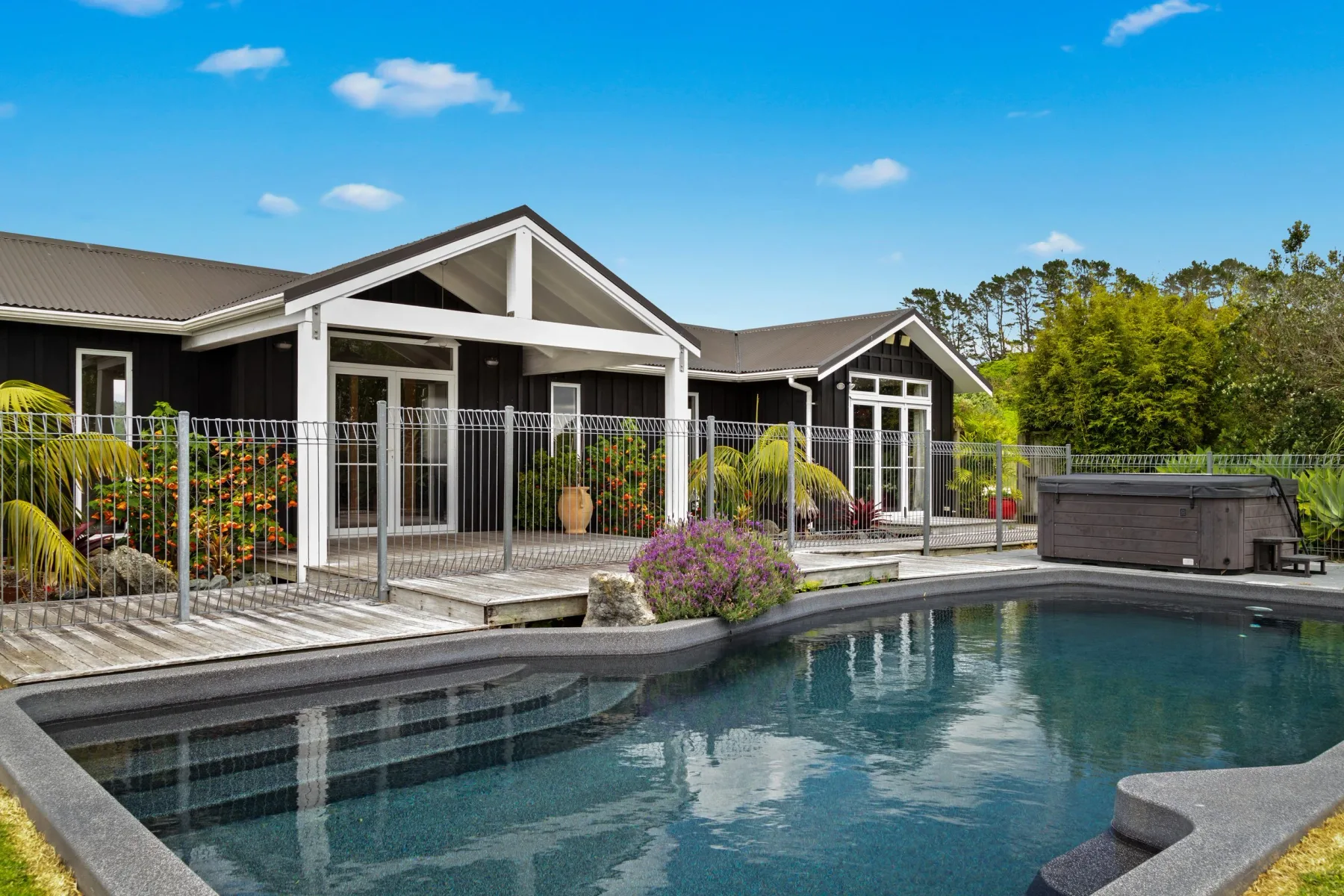 Piscina al aire libre en Woodhouse Mountain Lodge.