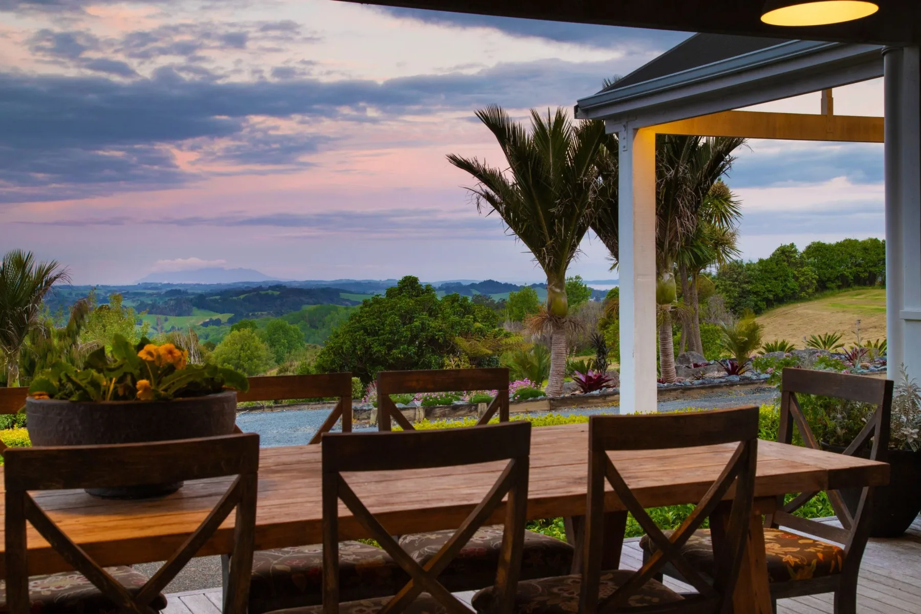 Terraza para comer al aire libre con vistas al paisaje rural de Matakana.