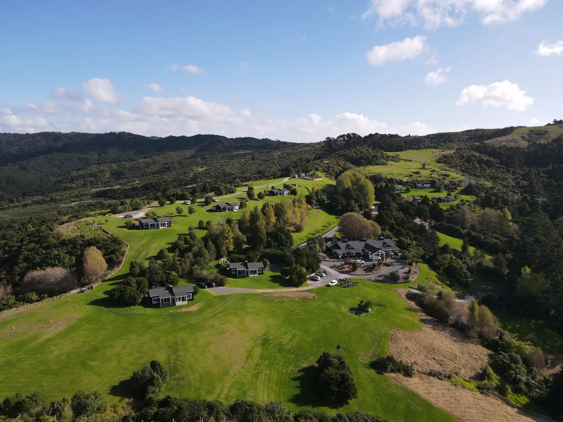 Vista aérea de las villas del alojamiento y del paisaje rural circundante.