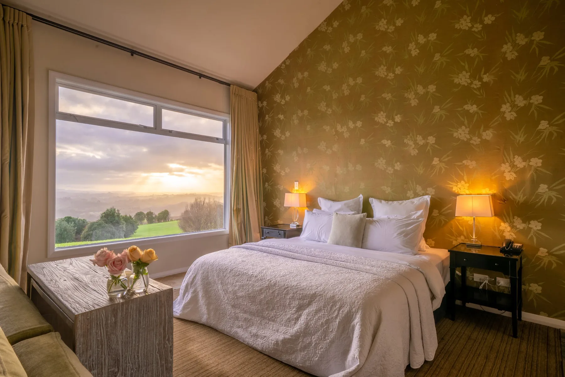 Dormitorio de una villa con vistas al amanecer.