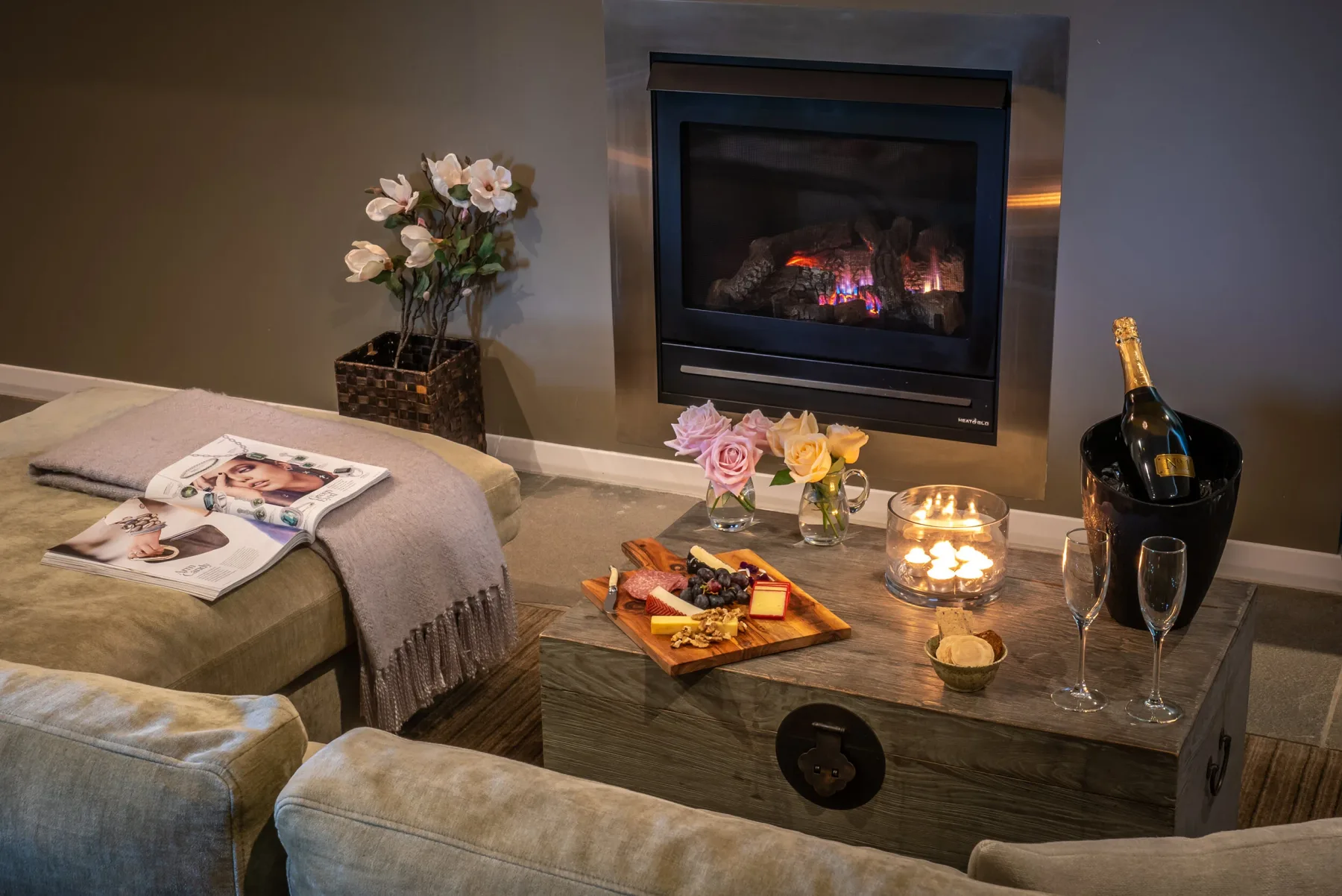 Chimenea de una villa y tabla de quesos.