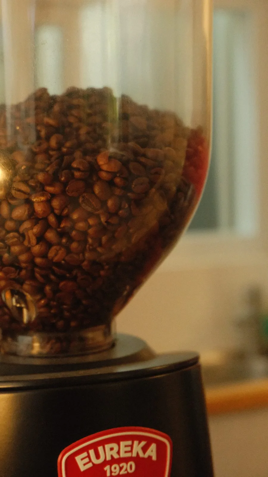 Molinillo de café y granos de café
