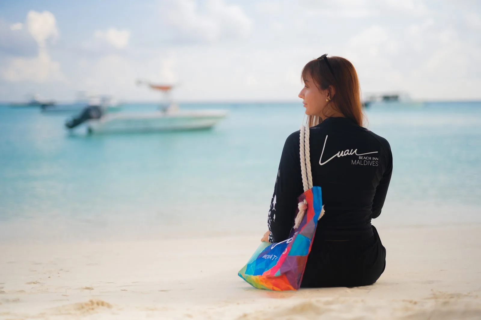 Camiseta de protección acuática de Luau en la playa