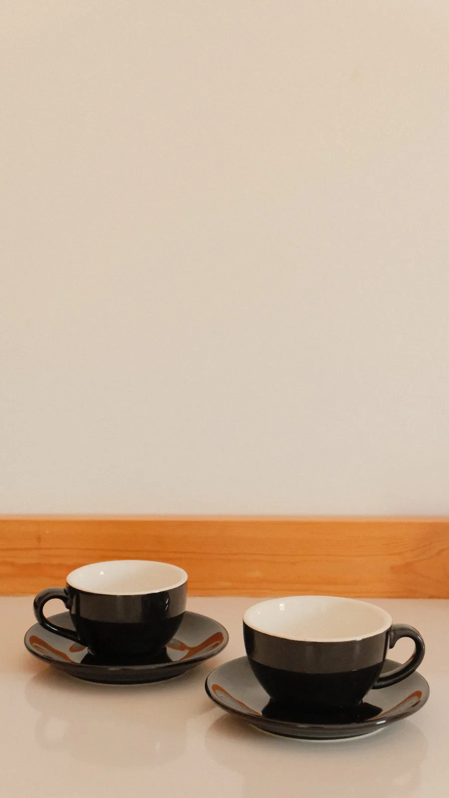Tazas de café en la habitación