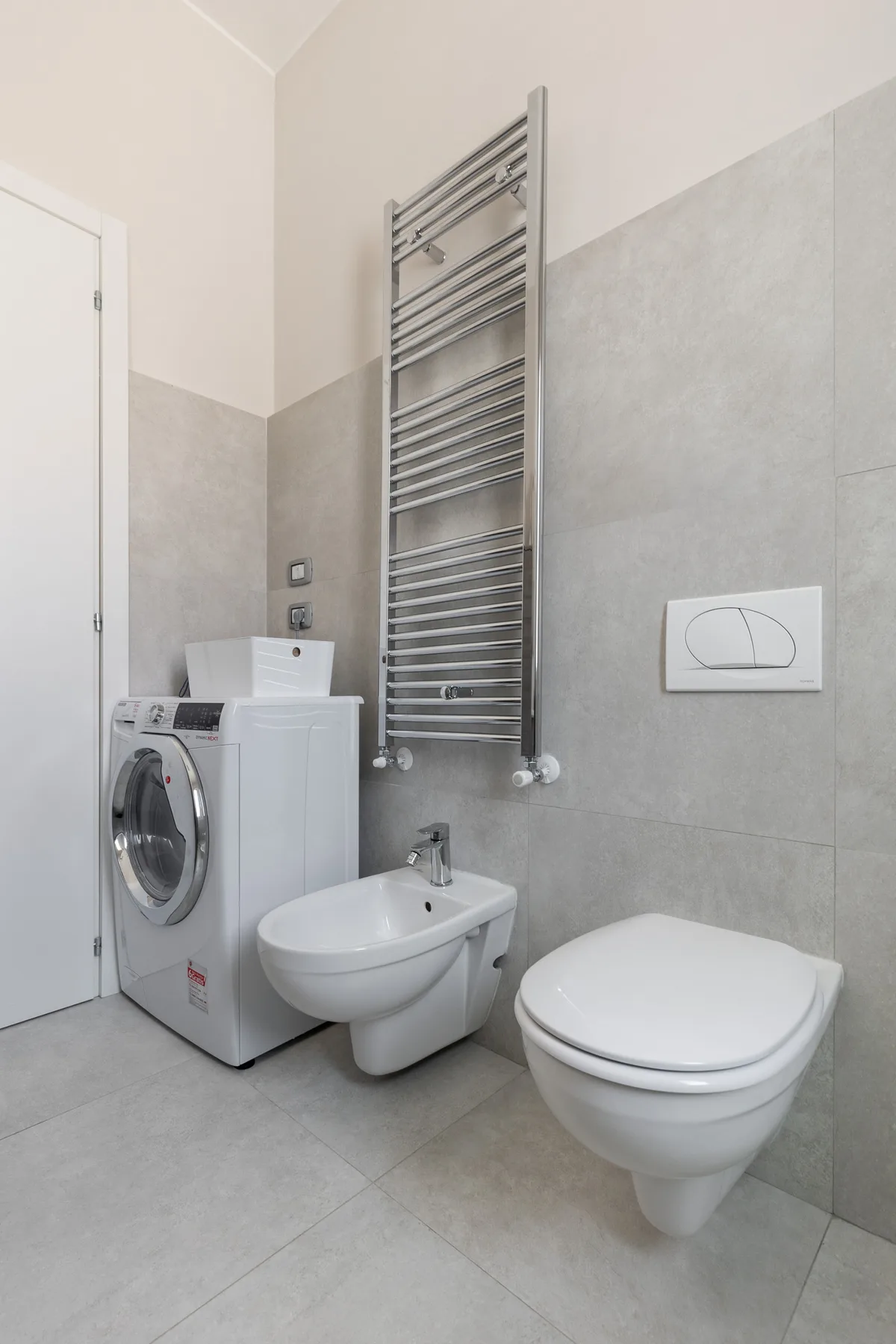 Un baño alicatado con inodoro, bidé y toallero calefactable.