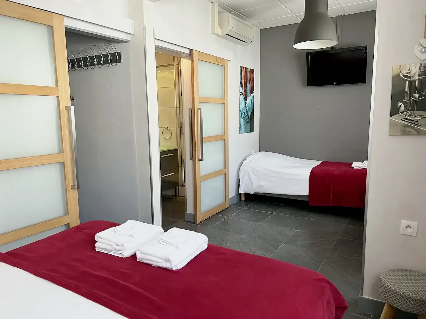 Baño de la habitación triple confort con bañera o ducha