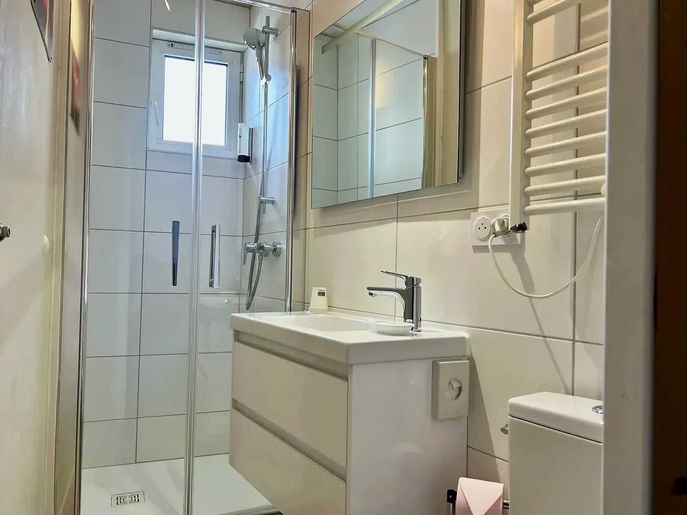 Frigorífico, hervidor y equipamiento de la habitación doble confort