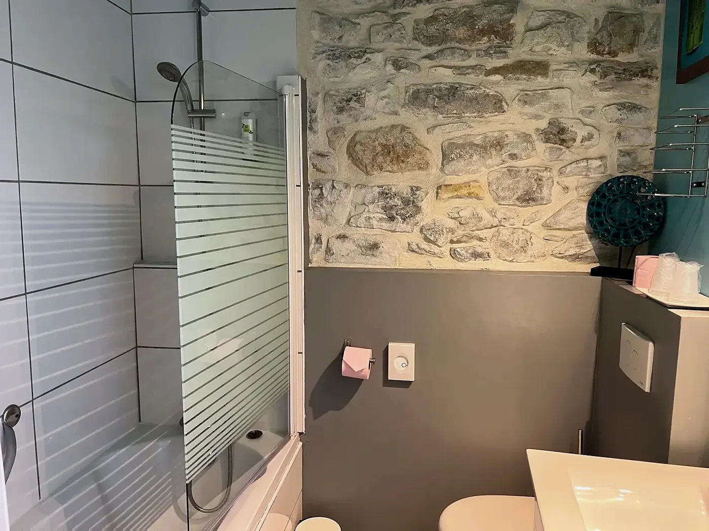 Baño de la habitación cuádruple confort con bañera o ducha