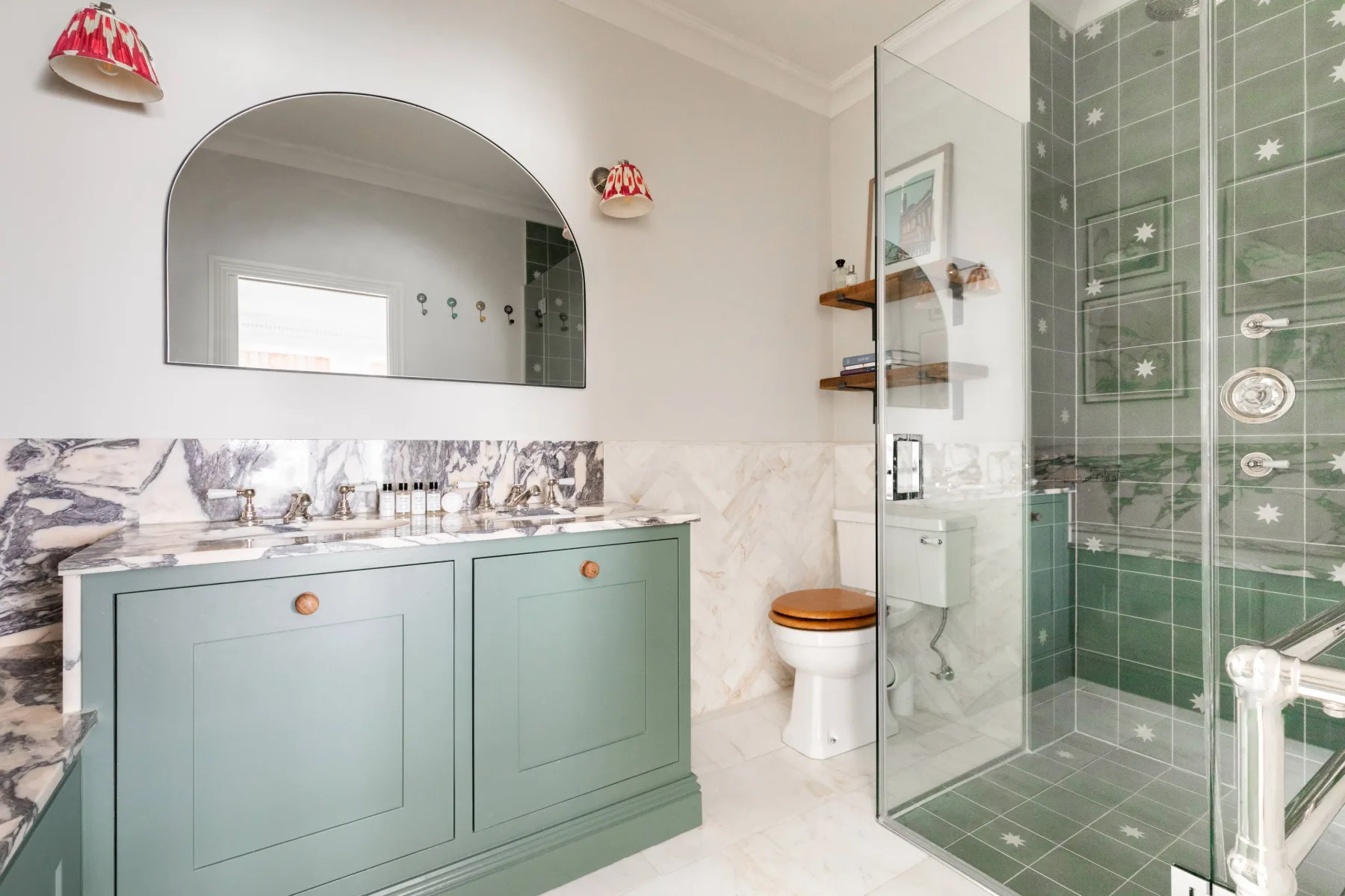 Un baño con un tocador verde y una ducha de azulejos.