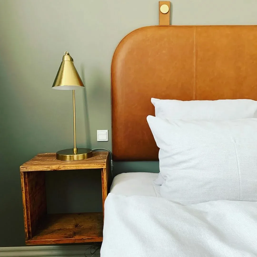 Dormitorio con cama y lámpara de noche