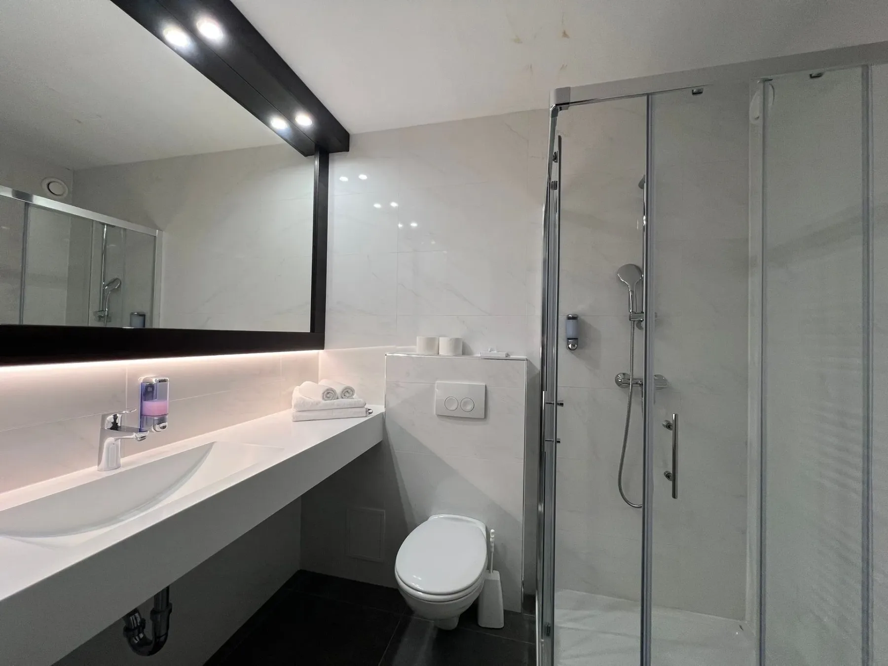 Guest-room bathroom