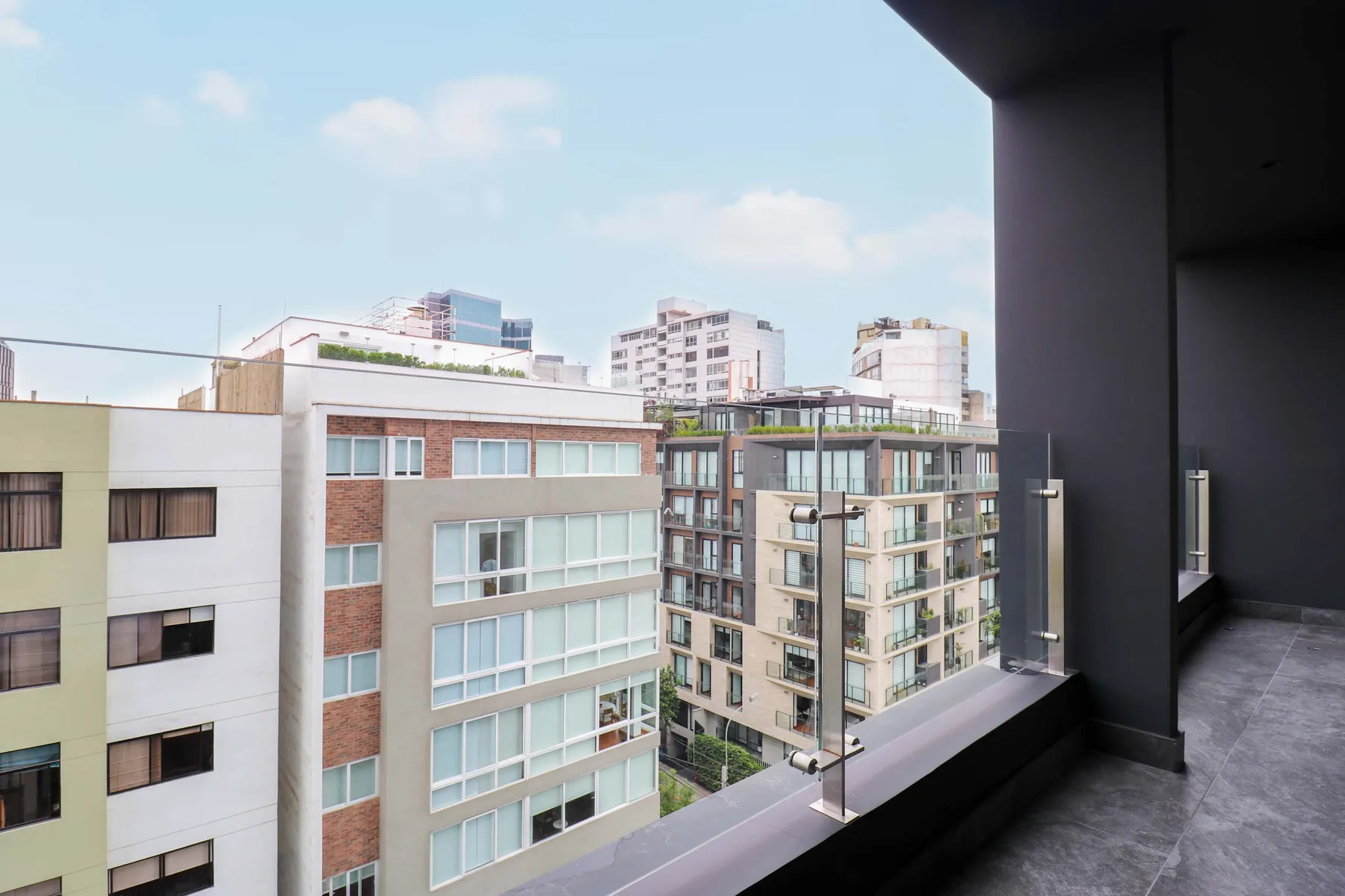 Elegant 2BR w/ Balcony Near Larcomar