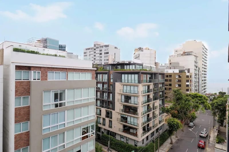 Elegant 2BR w/ Balcony Near Larcomar