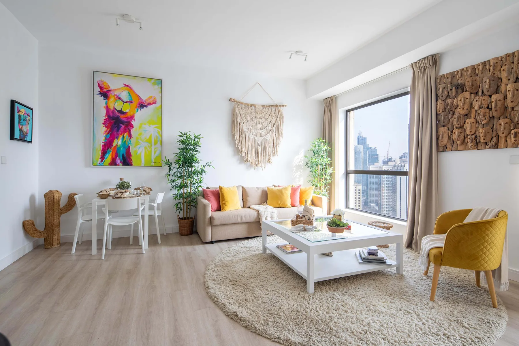 Una sala luminosa con mesa de comedor, asientos y ventanales.