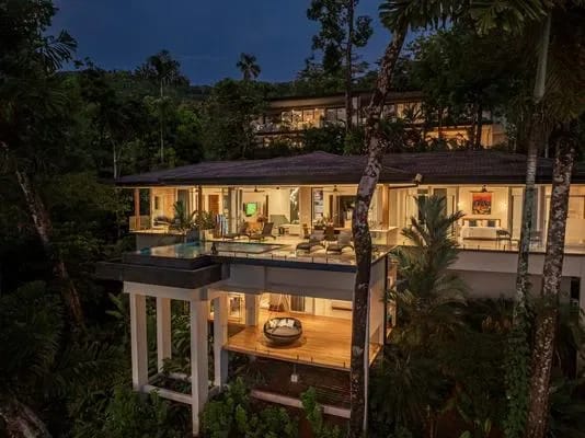 Lujosa villa de 3 dormitorios en la selva tropical con piscina con vistas al océano
