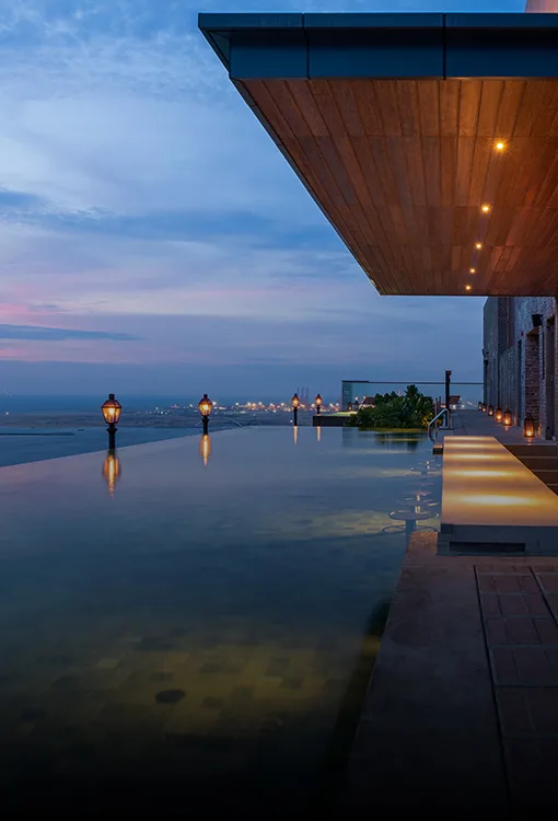 Piscina infinita y jacuzzi