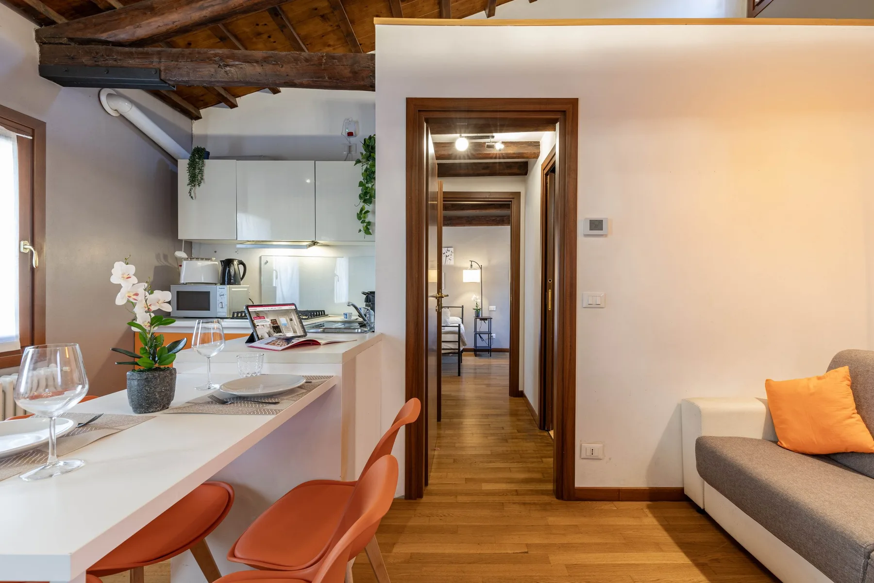 Una cocina y comedor luminosos se abren a un pasillo junto a la sala de estar.