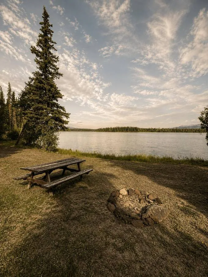 La orilla del lago en Eagle's Nest Resort.