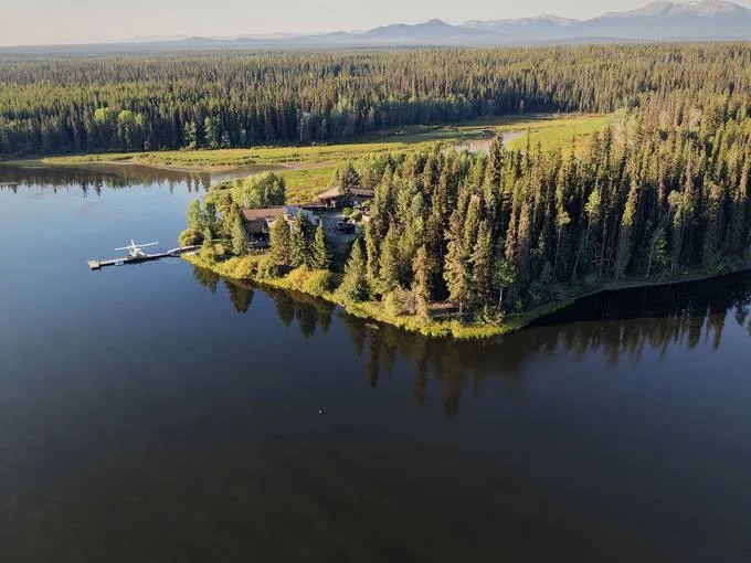 El lago Anahim visto desde el aire en Eagle's Nest Resort.
