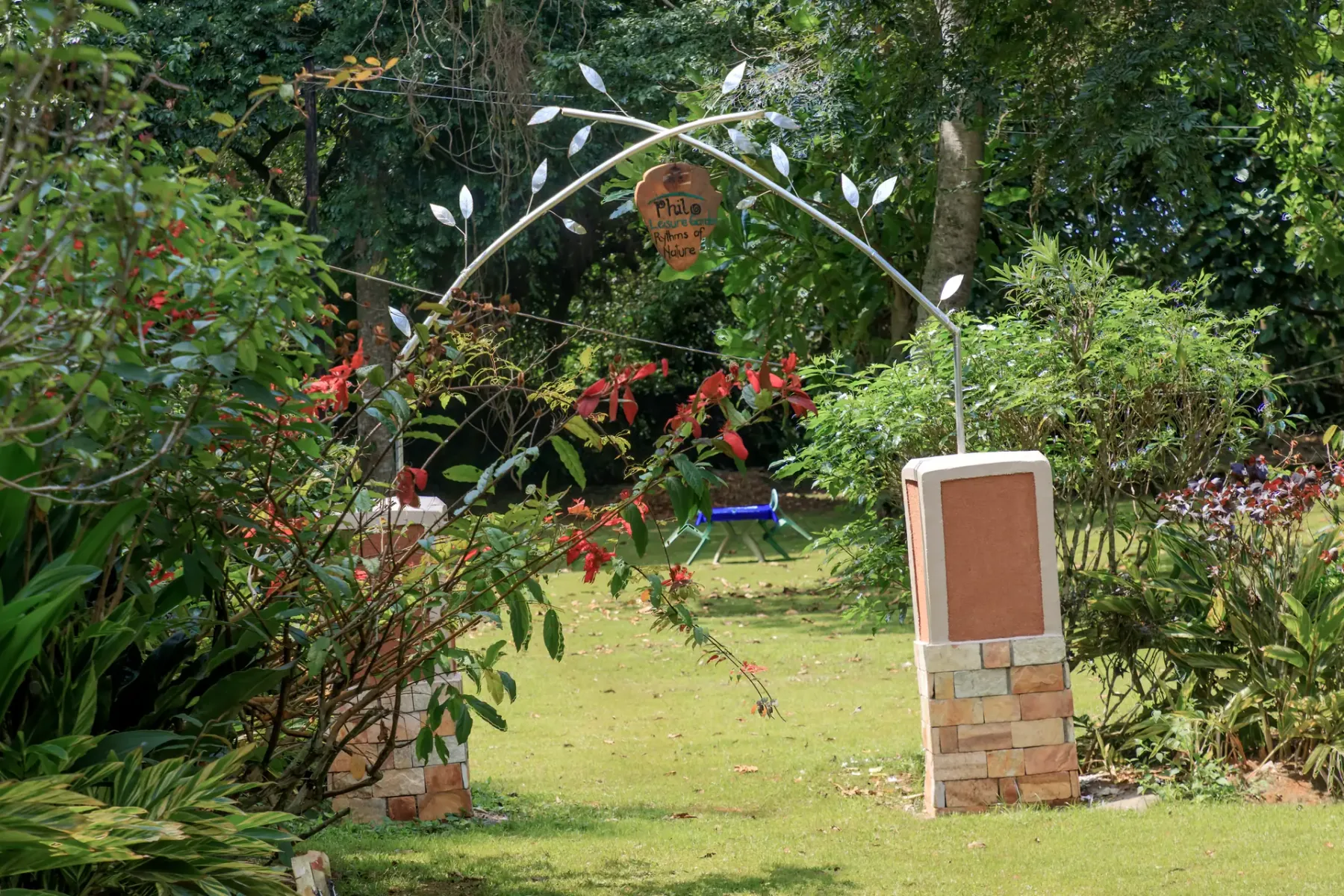 Arco de flores en el jardín