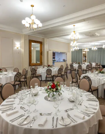 Salón de baile preparado para un evento de graduación