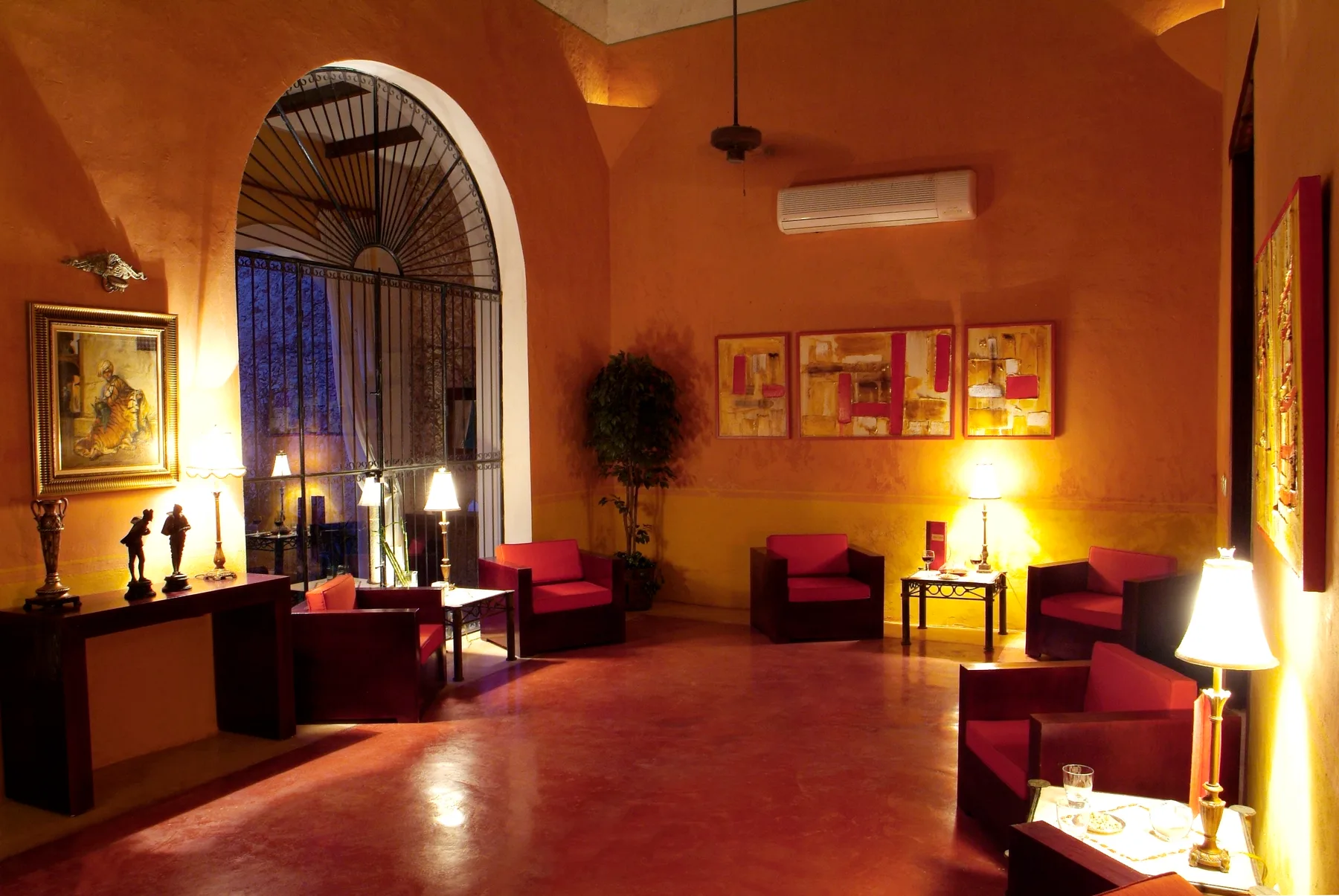 Lounge with red armchairs, Hotel Hacienda Mérida