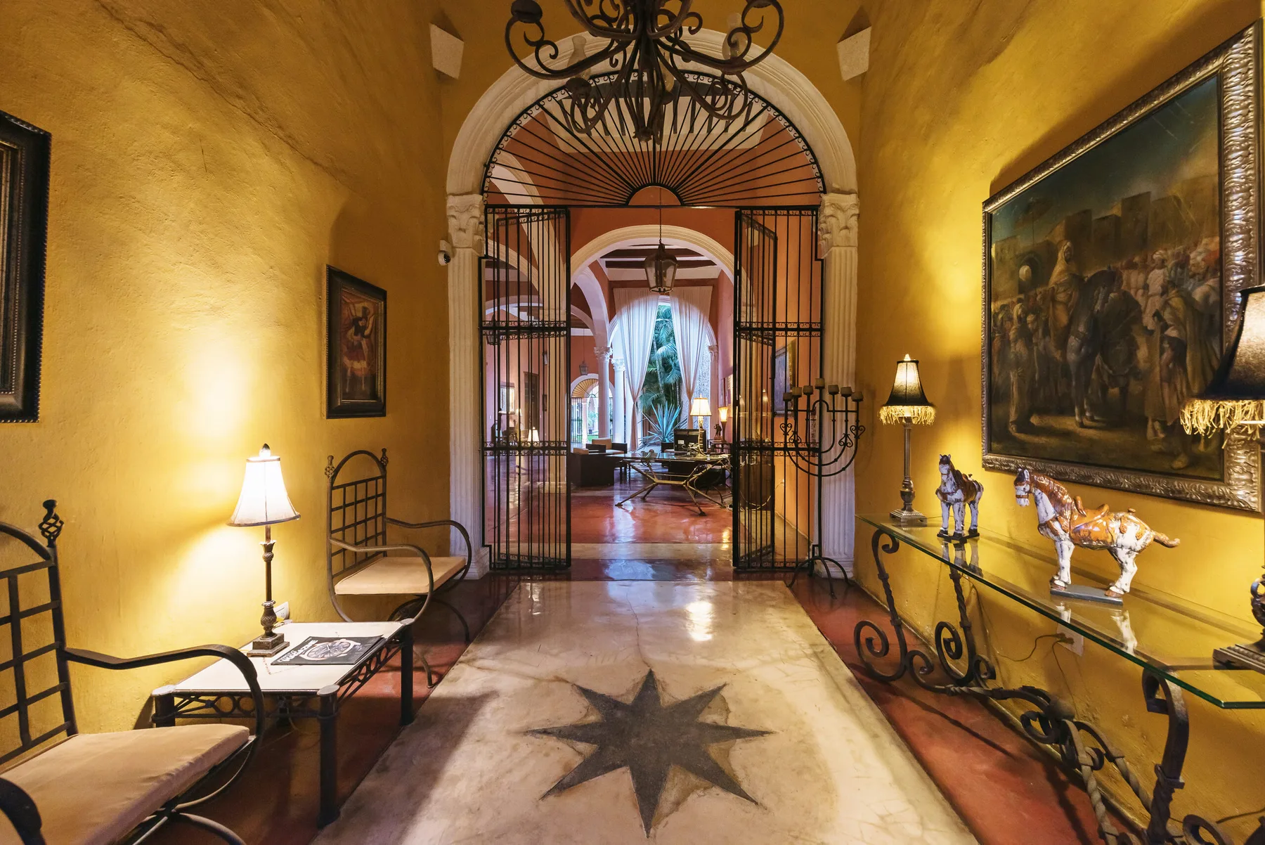Vestíbulo con rosa de los vientos, Hotel Hacienda VIP